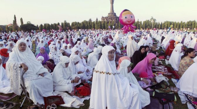 Молитва праздника Ид аль-Фитр в различных уголках мира  Фотоподборка газеты «Эр-Рияд»