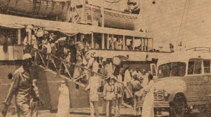 Приём и таможенное оформление паломников, прибывших в порт Джидды, 58 лет назад
