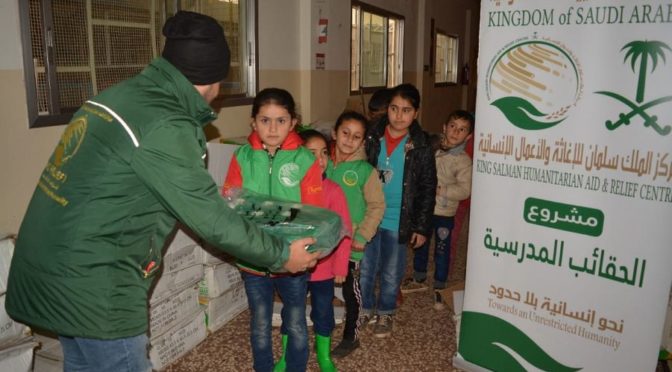 Центр гуманитарной помощи гуманитарных операций им.Короля Салмана раздаёт  портфели сирийиским школьникам в округах Шамал и Акар в Ливане