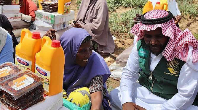 Центр  гуманитарной помощи им.Короля Салмана распределяет 750  продовольственных корзин пострадавшим от наводнений в провинции Джоухара  в Сомали