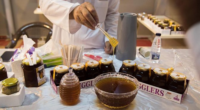 30 пчеловодов демонстрируют лучшие сорта мёда на фестивале фиников и мёда в Дума Джандал