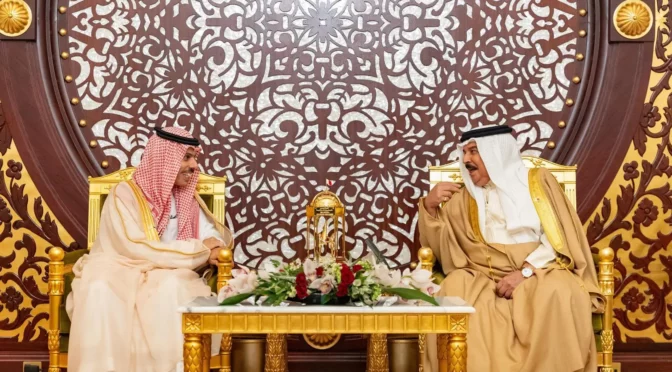 Король Бахрейна принял министра иностранных дел КСА